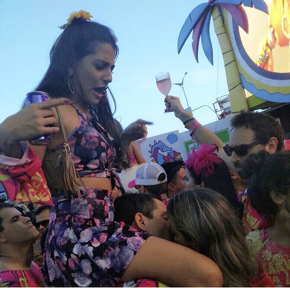 巴西狂欢节有多“开放”？全民“裸奔”，政府呼吁民众克制天性！