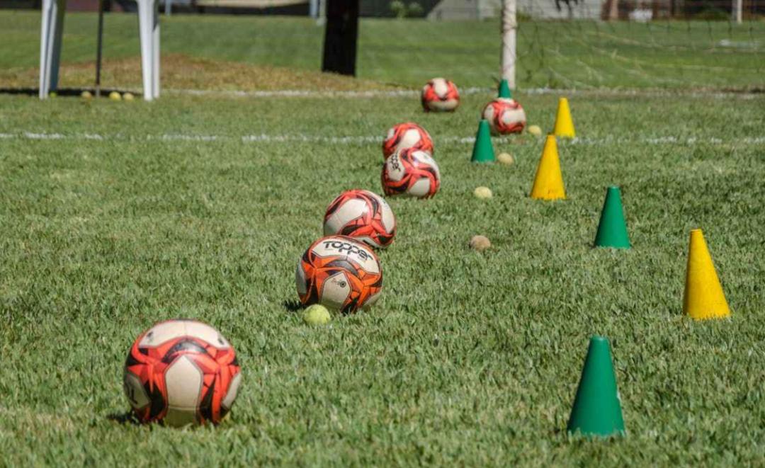 给每一位选择足球的人：坚持下去很难，但更难的是放弃