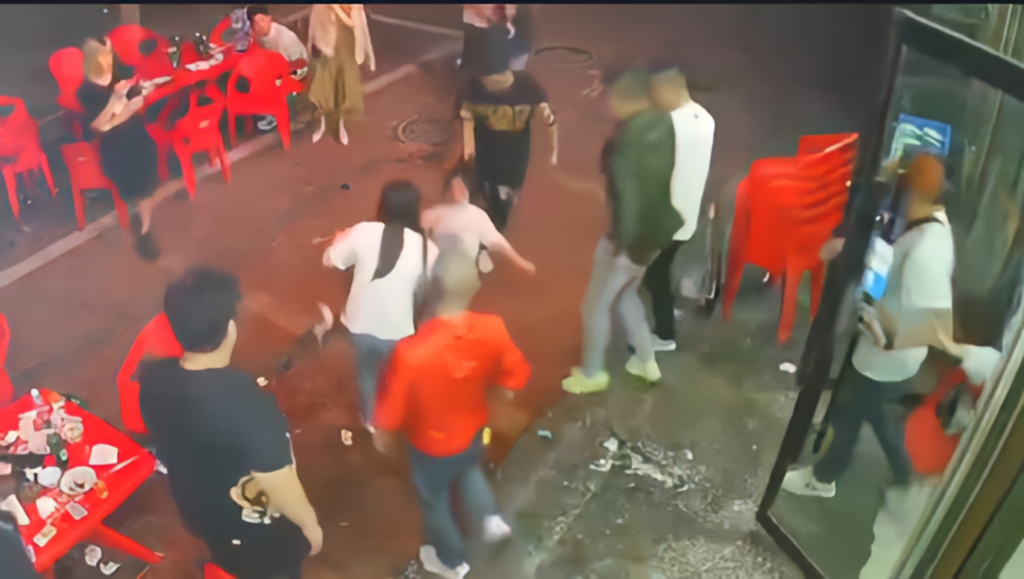 四名壮汉围殴女子一家后续,几名男子围殴脚踹女生