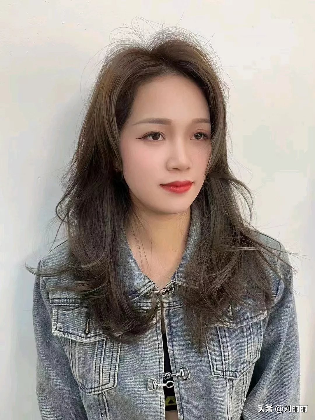 短发想留长发暂时烫什么发型好看,现在烫头发流行什么样的短发型