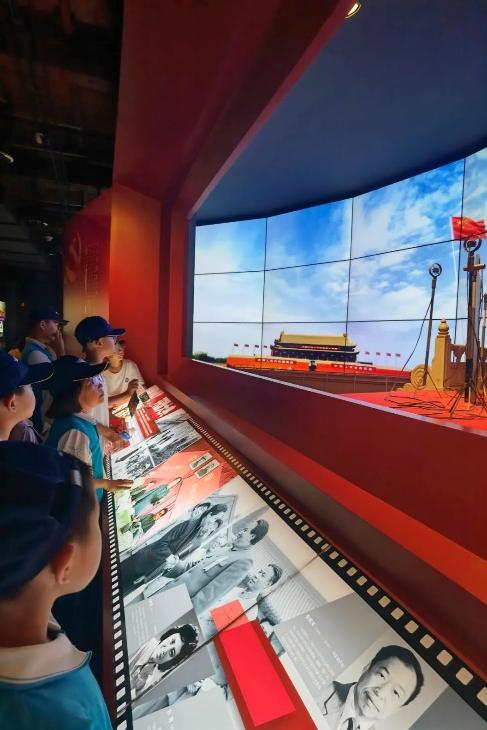 追梦空天凌云志振翅鸿雁赋能时——首都师范大学附属中学育鸿学校