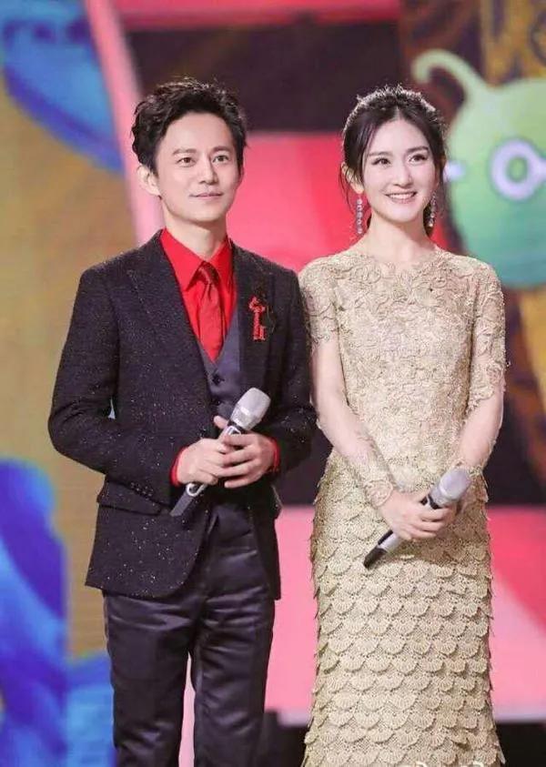 17年努力护着4个兄弟姐妹，最后却都离他而去，何炅老了，也累了