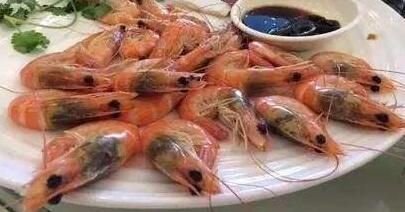 虾放在冰箱里变黑了虾头还能吃吗,虾在冰箱虾头变黑还能吃吗