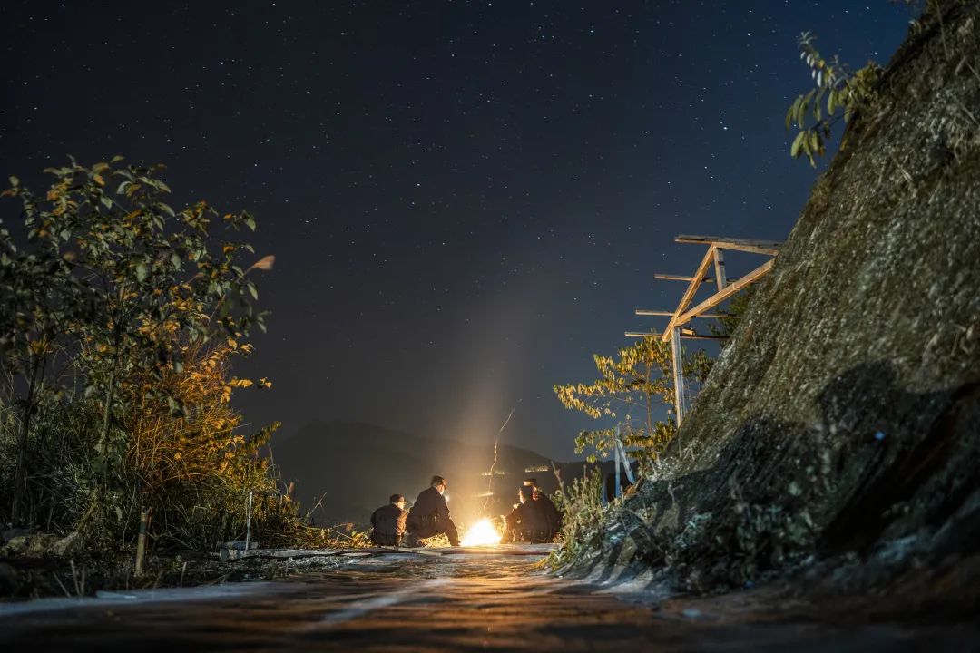 新春走基层风雪边关收到暖心年货,新春走基层年货走俏年味浓