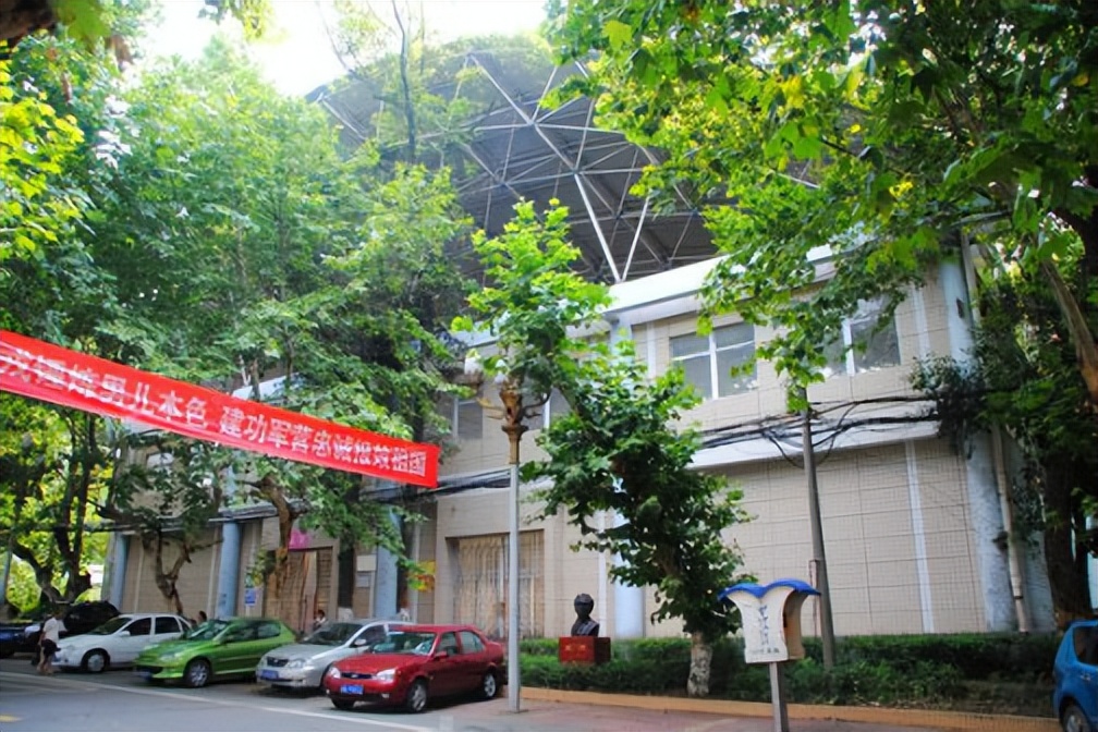 重德博学尚美笃行,重德博学勤勉尚美