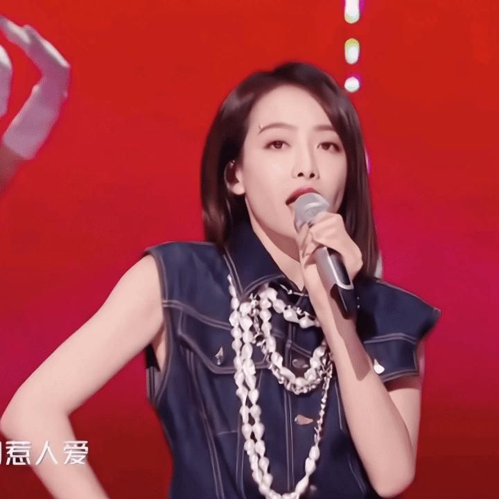 杨紫关晓彤跨年晚会造型,关晓彤2017年湖南跨年演唱会