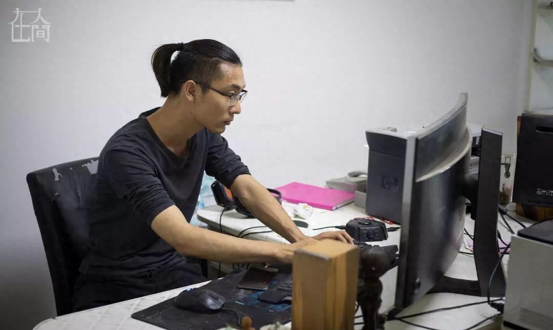 天地间丨情趣内衣小镇的女农民工每天往返于工厂和田间地头