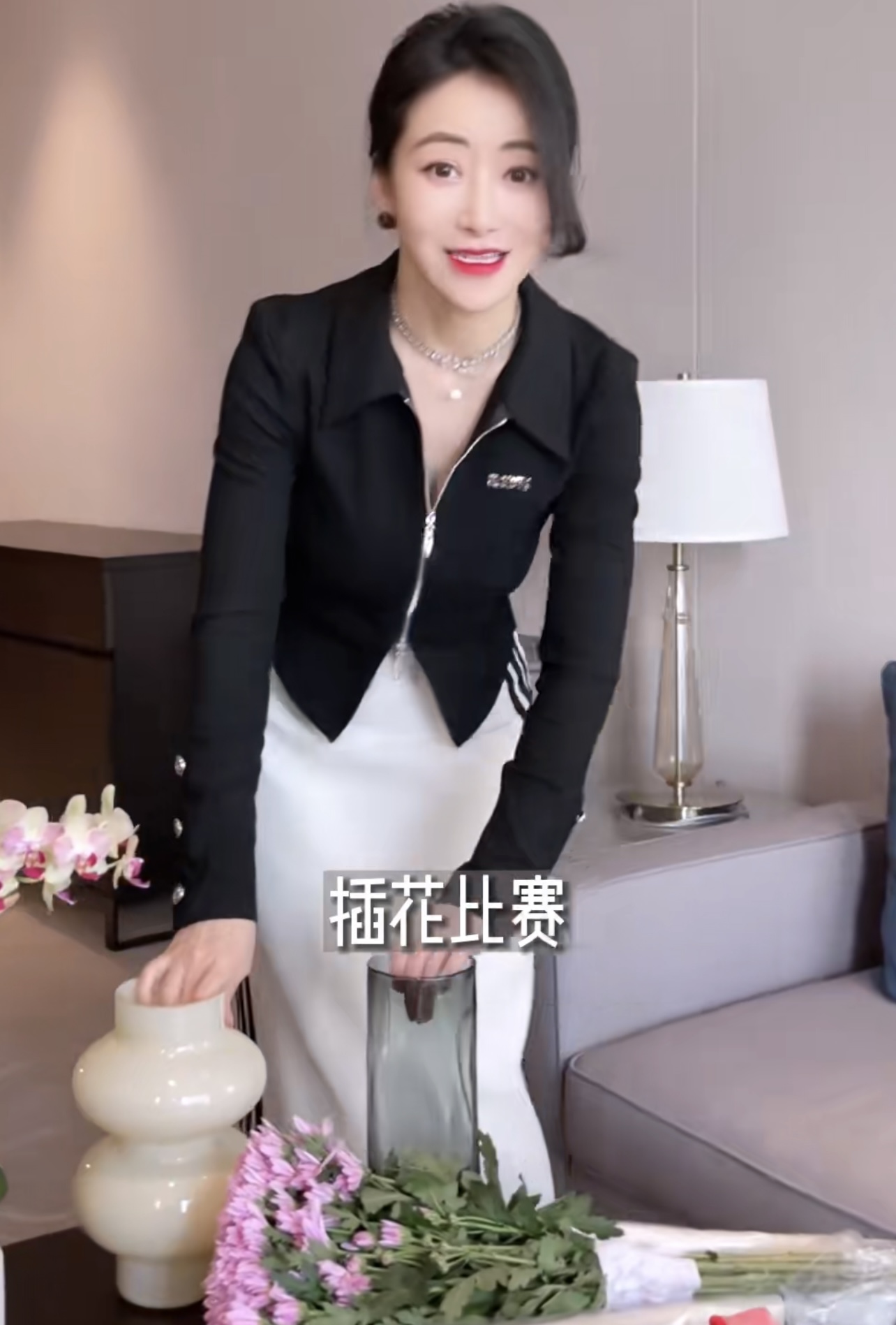 47岁陈紫函逛超市买菜，背万元奢侈品包挤地铁出行！没架子接地气