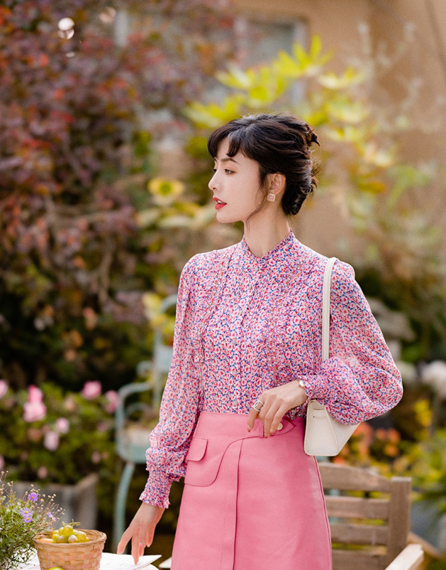 怕亮色服装翻车？记住“以色毒色”法则，轻松变街头“俏女郎”