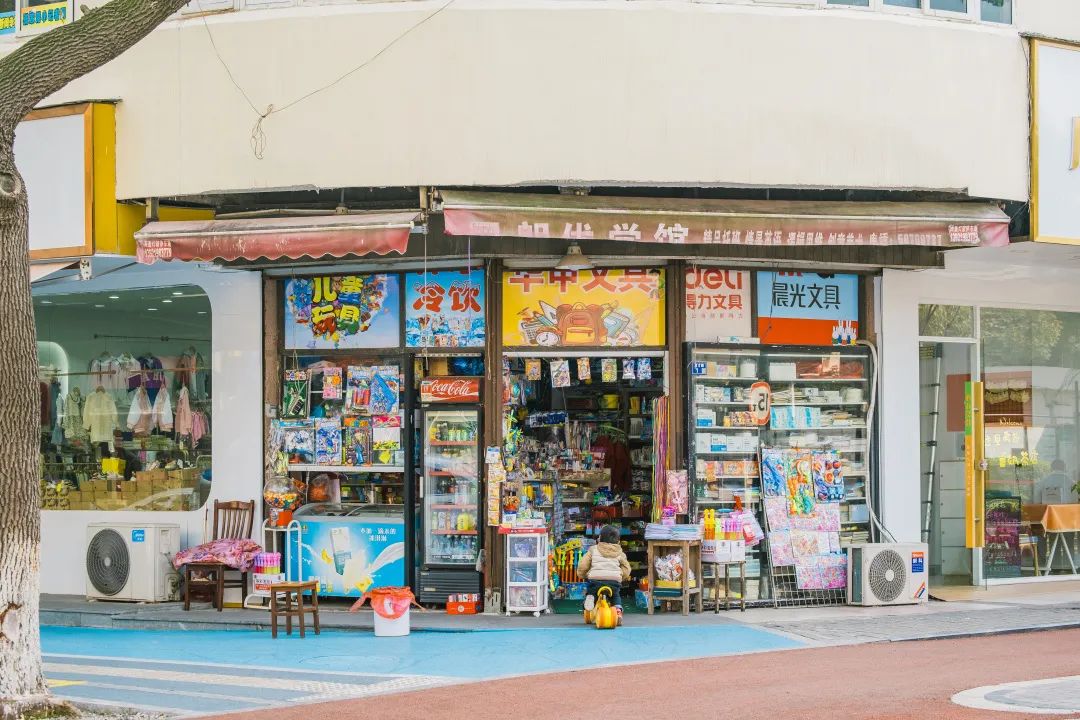 校门口的小店从来没有让人失望,校门口小店生意火爆