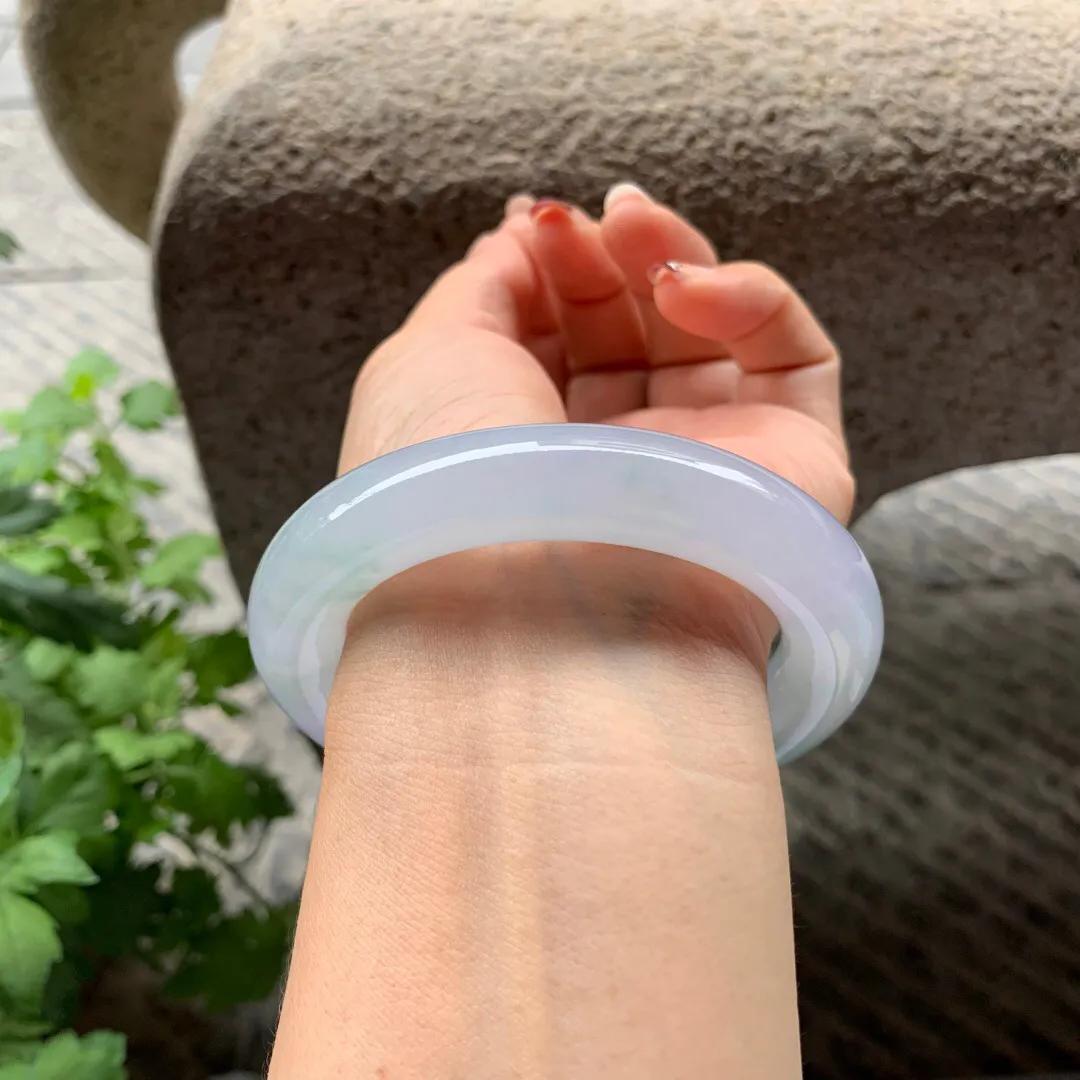 淡春彩手镯,淡春彩冰糯种翡翠手镯价值