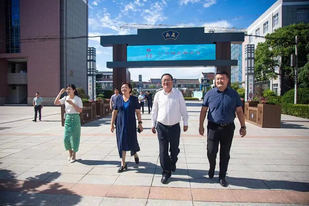 当教师节撞上中秋节广播稿,中秋节撞上教师节