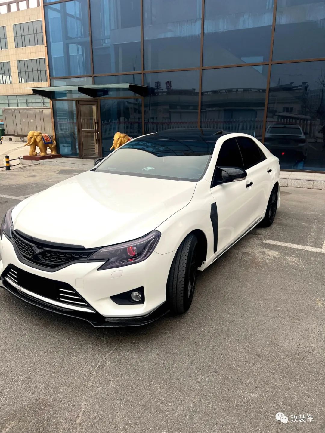 被打断腿的丰田锐志大后超，只要改得帅阿珍跑不掉