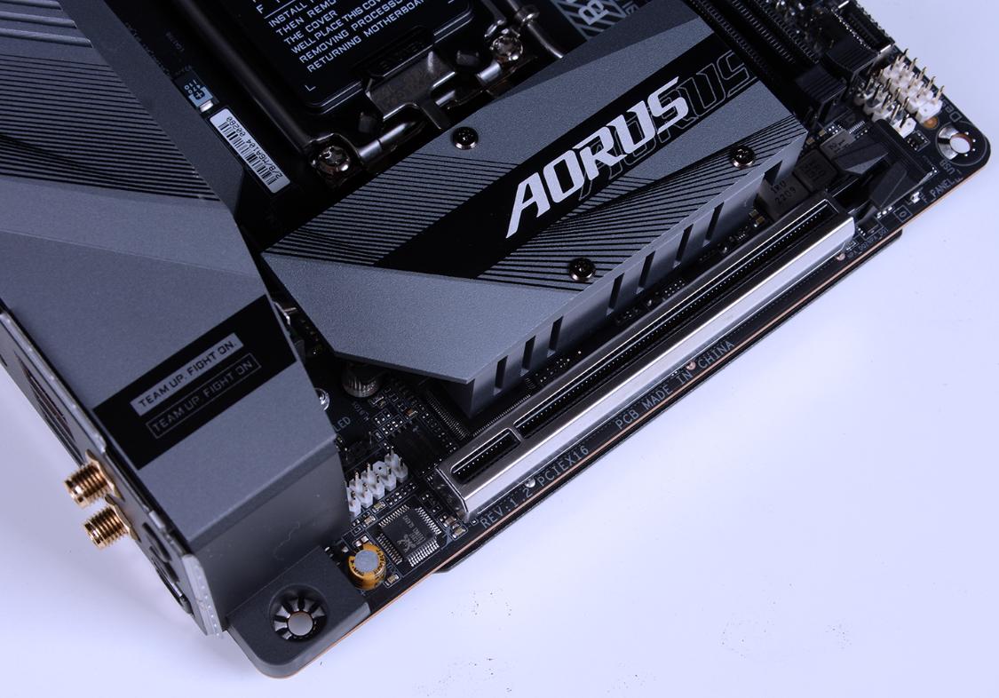 比两三万笔记本电脑还好的itx主机,5000元itx主机加便携显示器