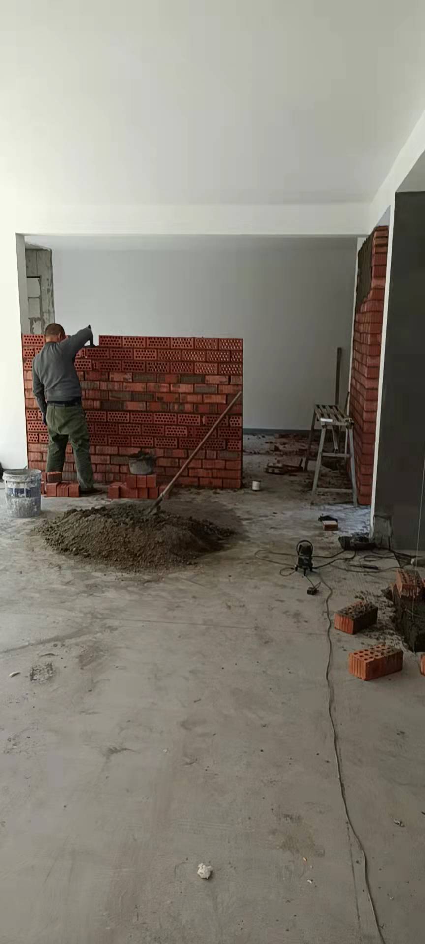 空心多孔红砖砌墙的正确方法,砌墙光滑细腻的红砖