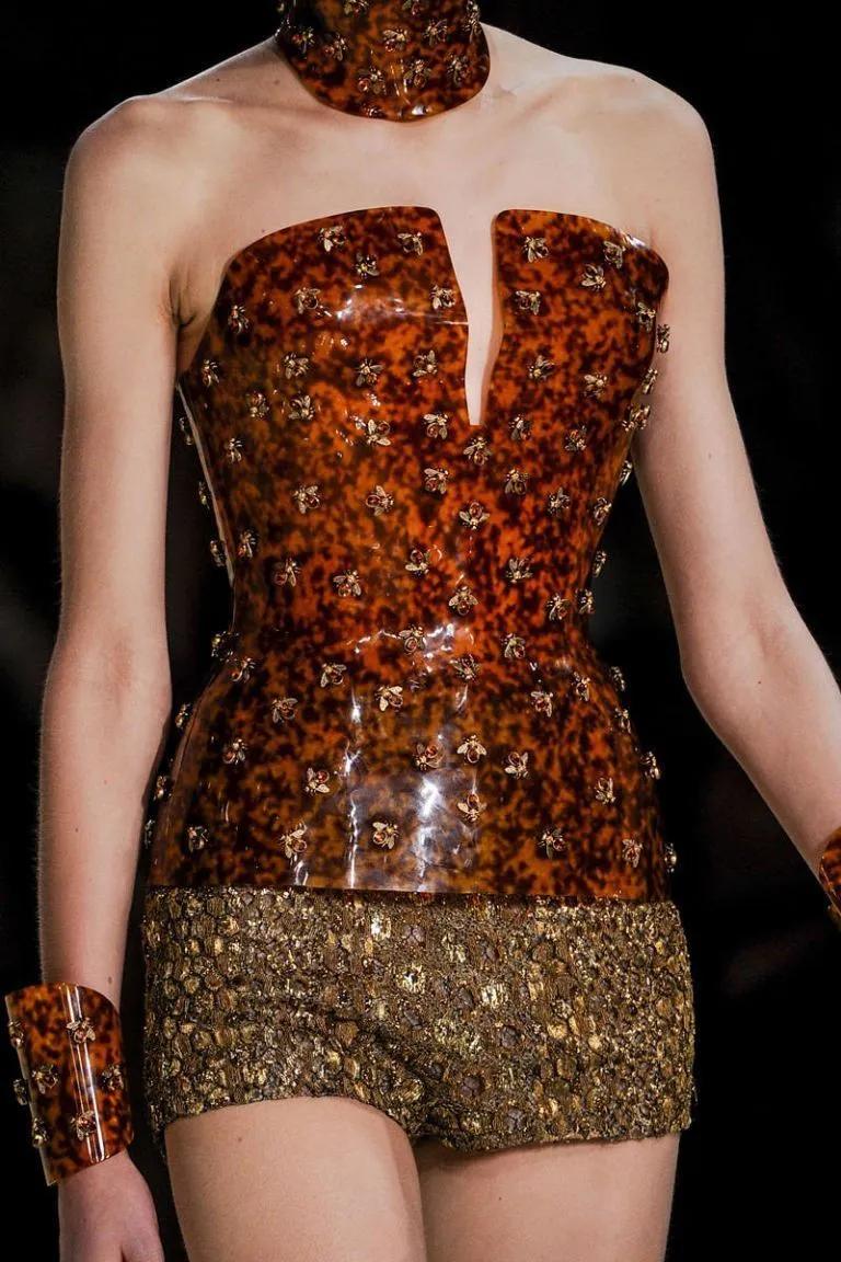 看完了Chanel富贵儿玳瑁，我默默放下了手中的皮质金链...