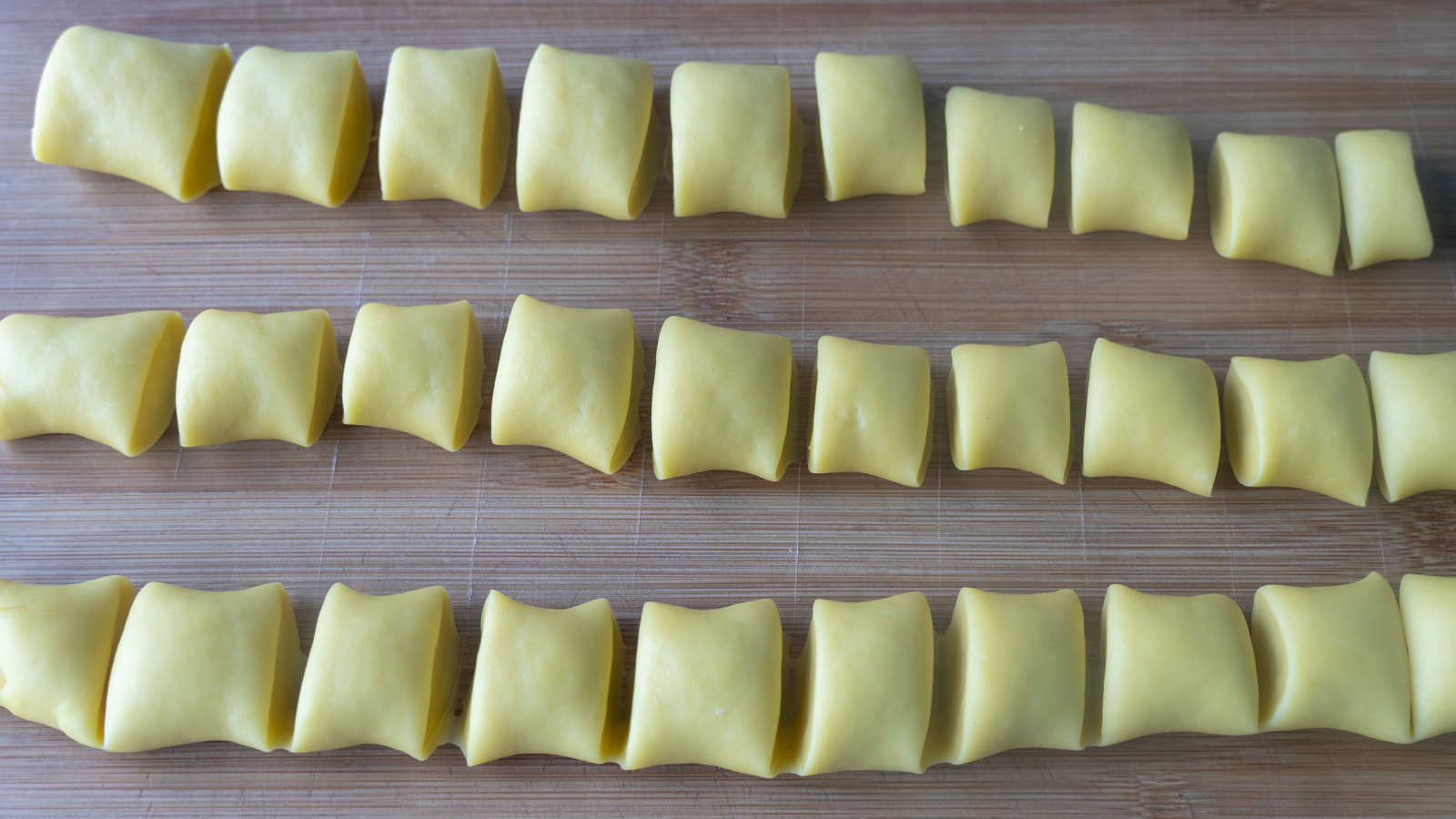 面粉这样做酸甜可口出锅瞬间抢光,面粉的独特做法每一口都酥掉渣