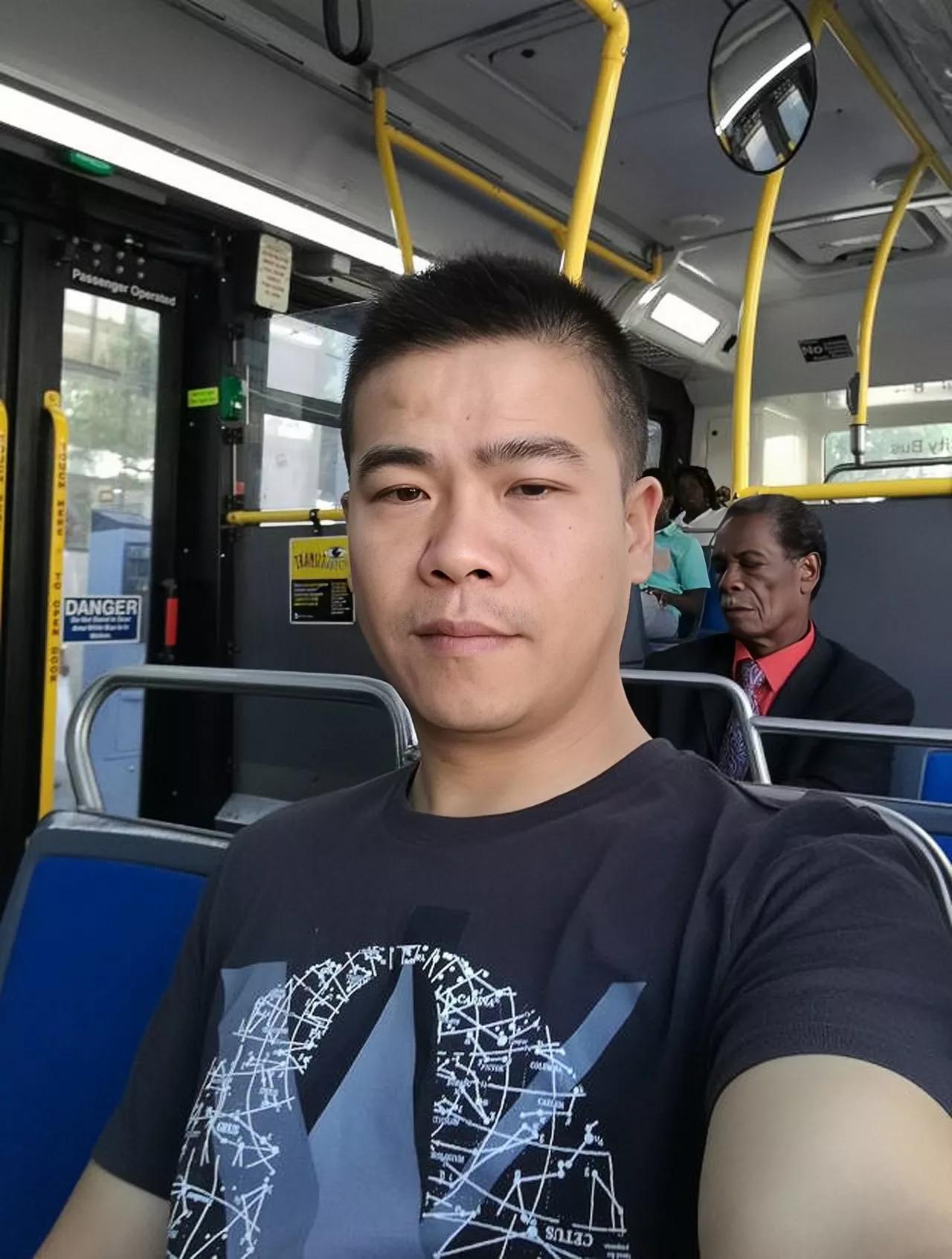 美国开网约车月入5万,小伙开网约车挑战月入两万