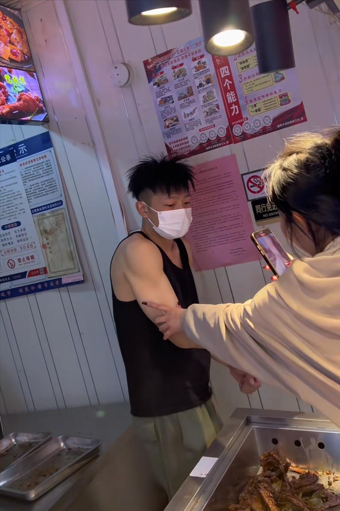 开黄腔、摸肌肉、玩烂梗，淄博鸭货小哥正在被下头女游客性骚扰