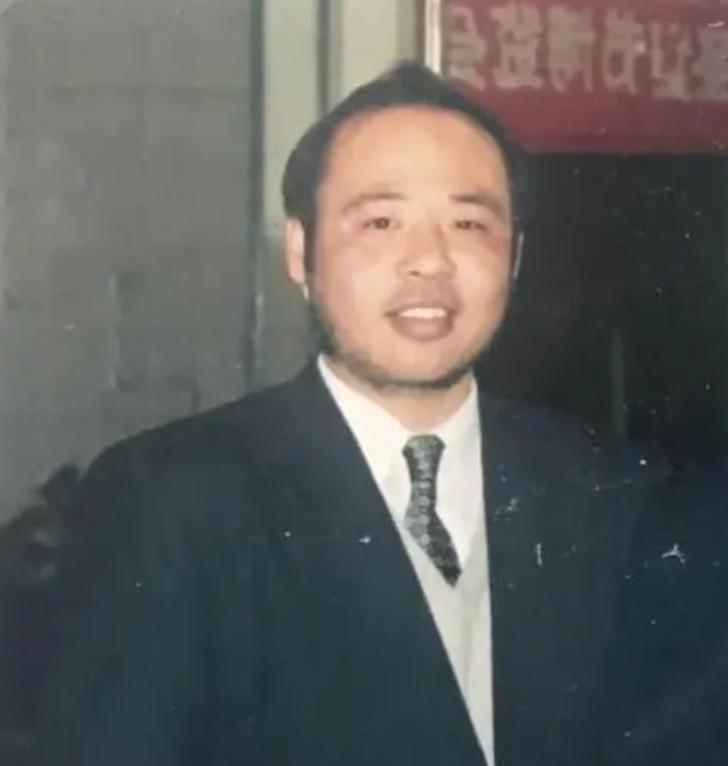 67岁大爷健身24年，娶小13岁美女娇妻，夫妻美满幸福、让人羡慕