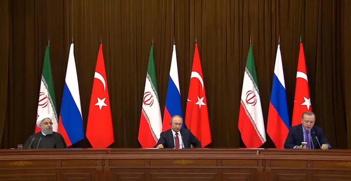 迷人小老头普京：当特工时接头都要迟到，曾牵着狗会见日本代表