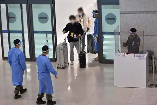 中国游客飞韩国被检出阳性，前往隔离点途中潜逃，被警方全国通缉