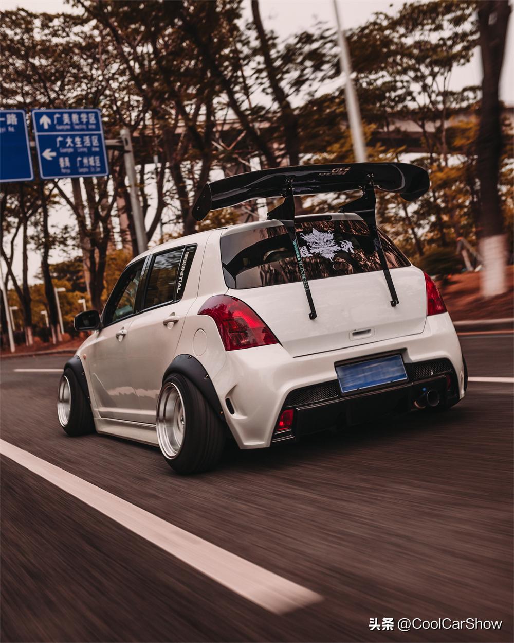 大尾翼战斗风的气动雨燕，女车友完美诠释小车也能带来无穷乐趣