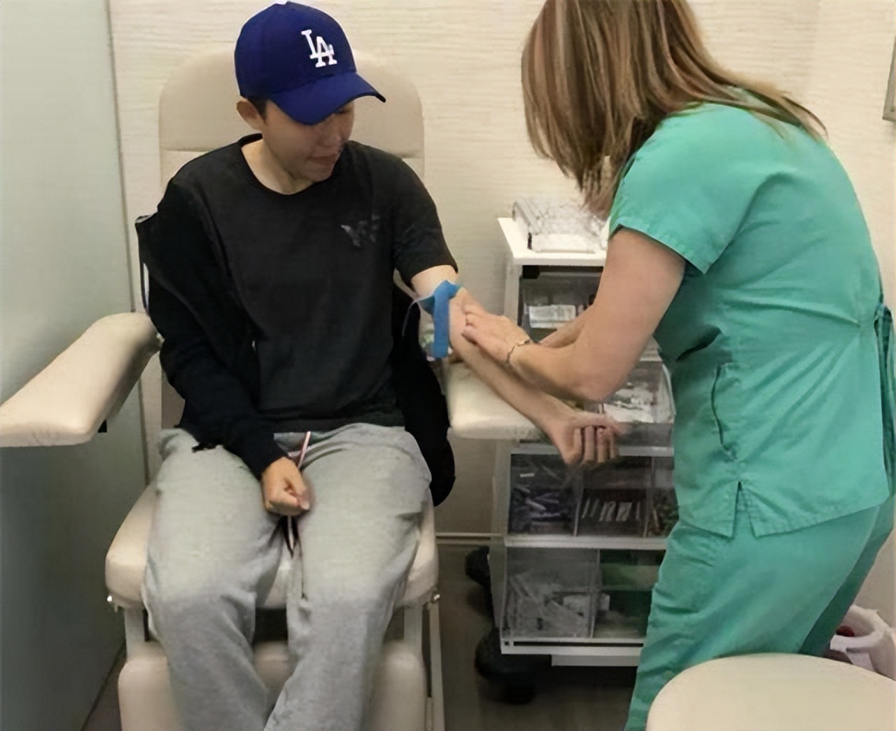 女总裁花50万生下孩子,26岁女总裁生了五国混血