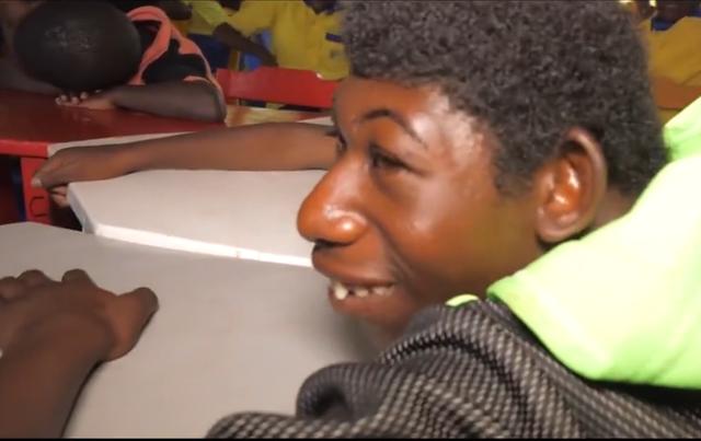 非洲23岁男孩酷似猿猴，不会说话只会叫，是何让他获取粉丝1000万