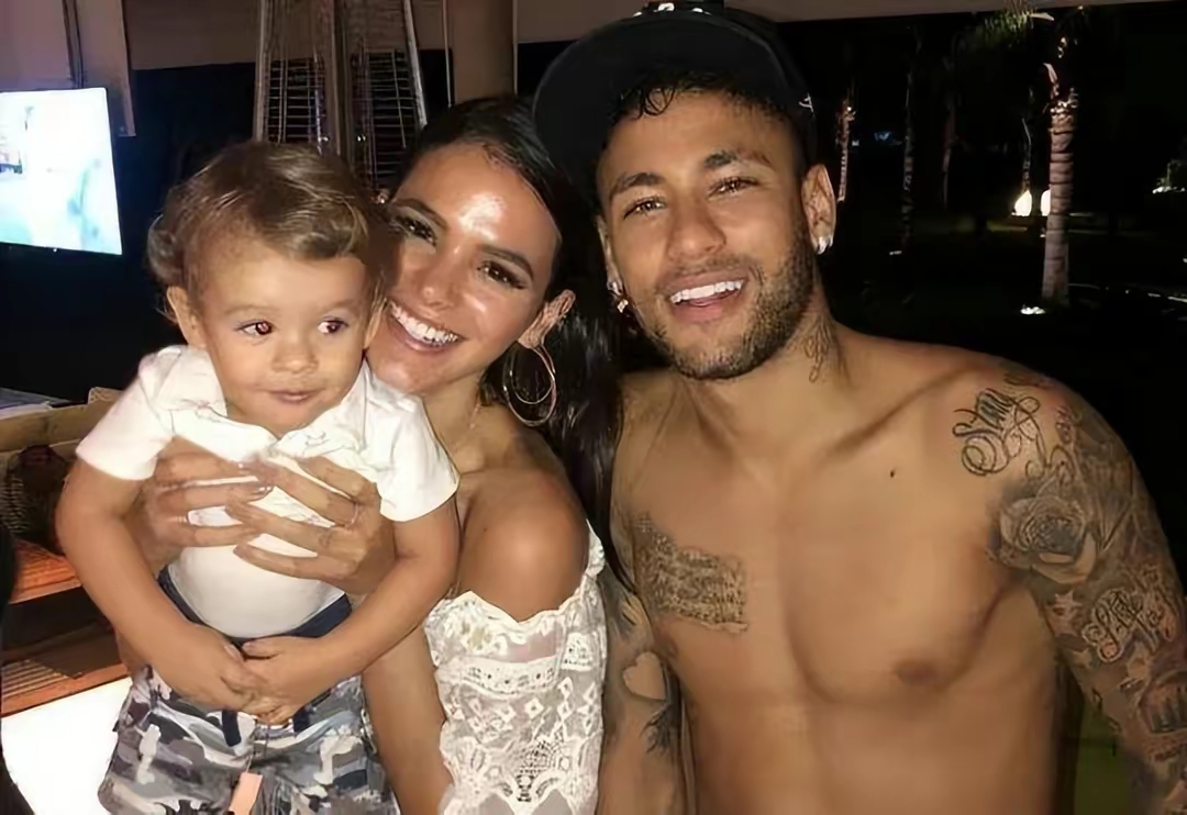 绝了：内马尔又当爹！开心亲吻孕肚，模特女友隐私地方纹身身材棒