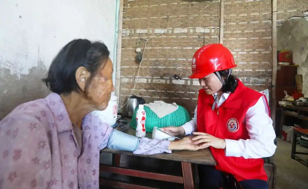 用爱温暖每一个需要关爱的人,用爱温暖身边每个人