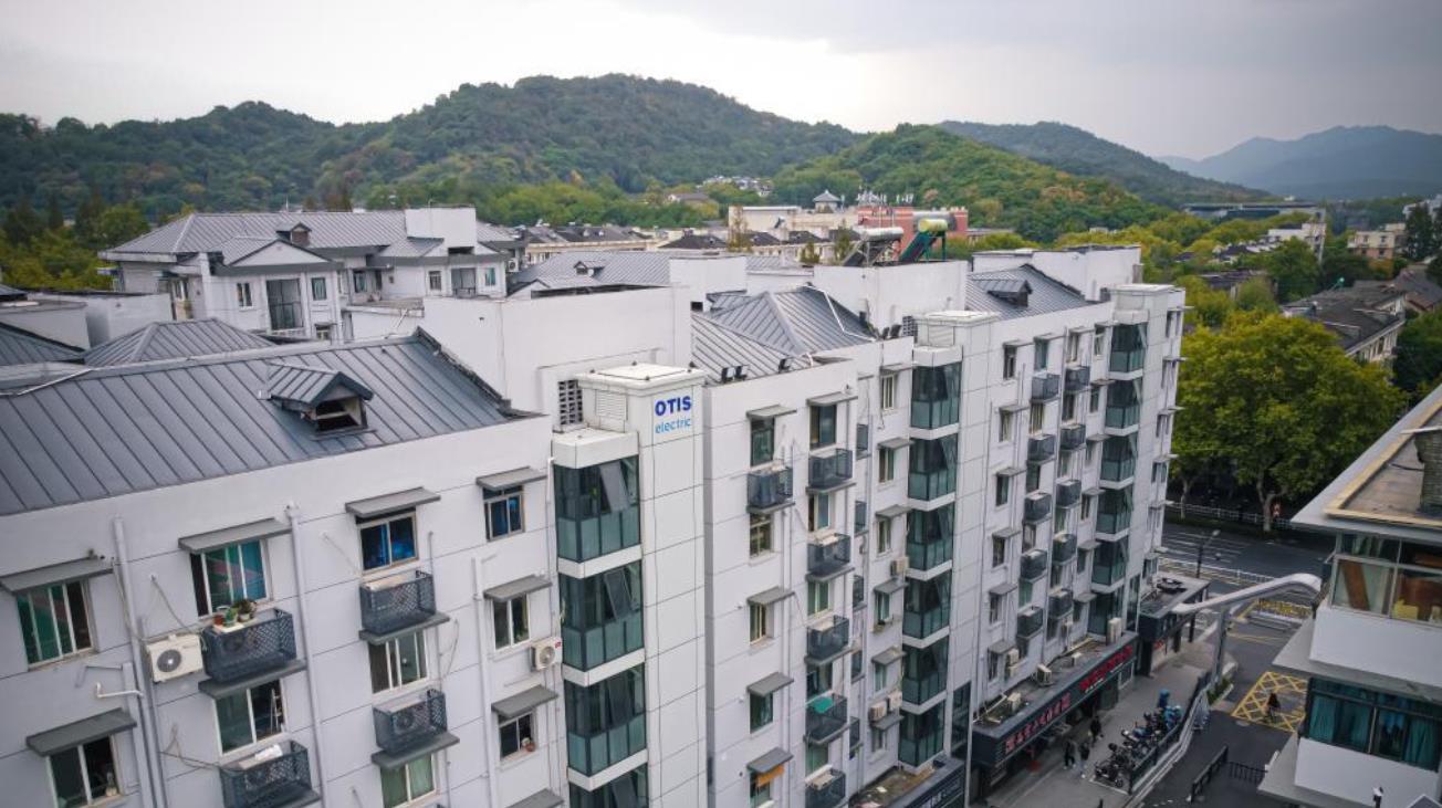 妻子出差老公照顾保姆,妻子出差丈夫照顾妹妹视频