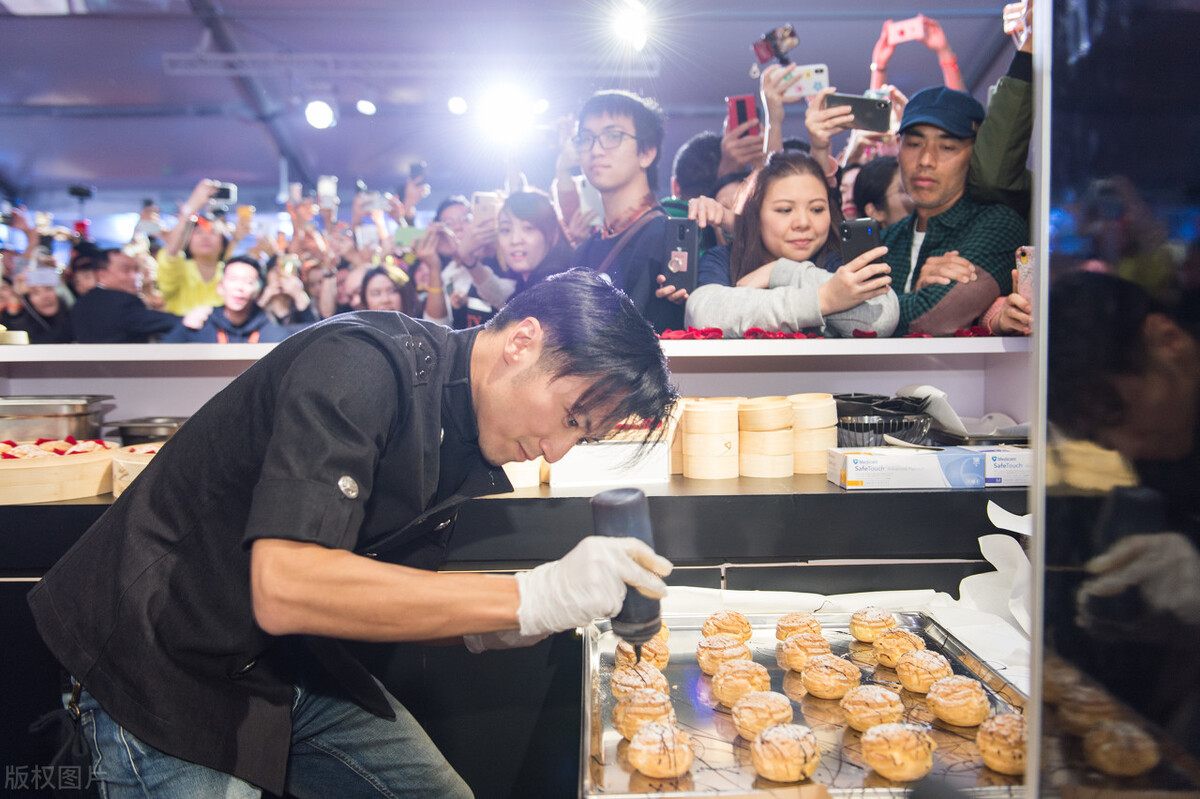 一个时代的逝去一段岁月的追忆：港圈辉煌三十年，豪门盛宴终须别