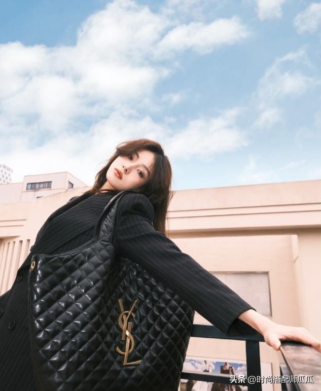 适合发量少减龄的烫发,别再留中间长两边短的发型