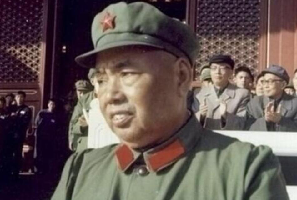 85年*世友许**逝世后，留下罕见照片，将军遗体旁的三个人分别是谁？