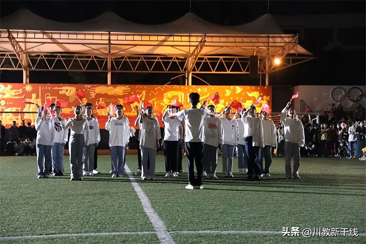 四川工商学院举行“祝福祖国”草坪歌舞秀