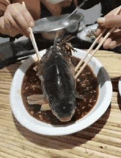 “老婆出差在宾馆给我发照片，桌子上那个是胶水吗？”哈哈哈哈