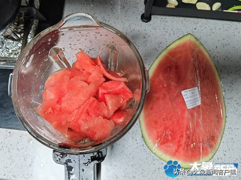 一个女人打败病毒的视频,一个女孩带领大家战胜病毒的电影