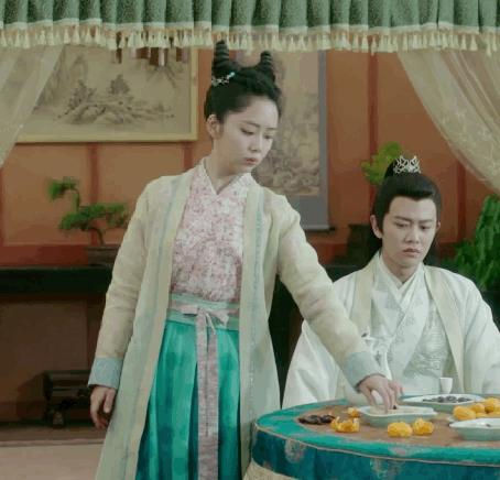 适合圆脸女生的锁骨卷发谭松韵,谭松韵编发发型穿搭