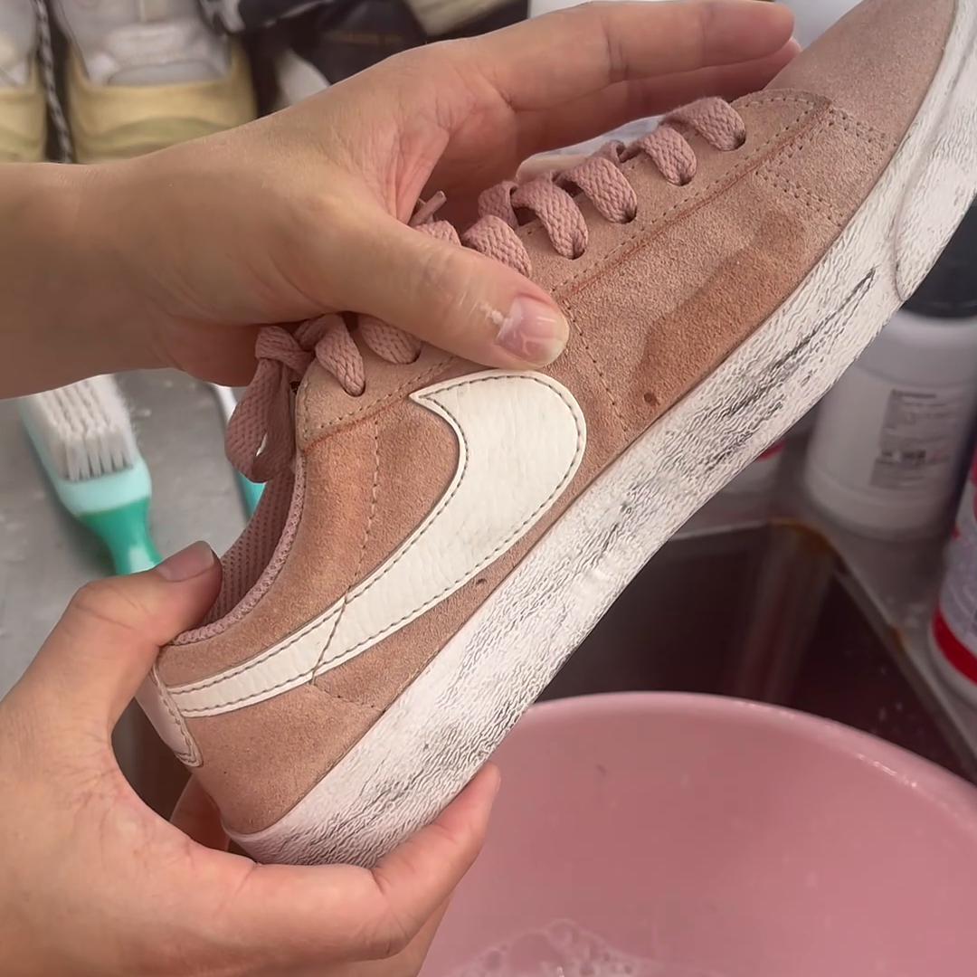 翻毛皮鞋子串色用什么方法去掉,翻毛皮的鞋子顽固泥污渍怎么清理