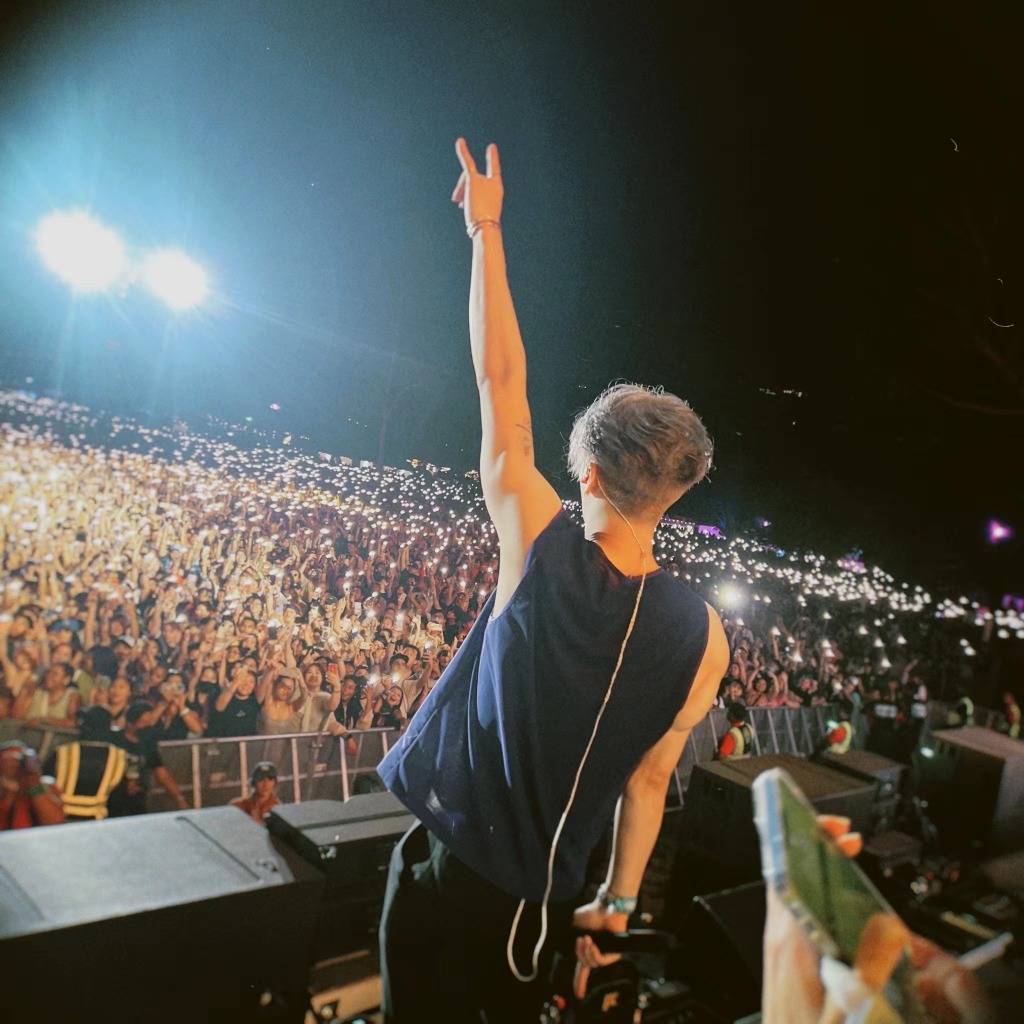 王嘉尔近日活动状态,王嘉尔素颜憔悴