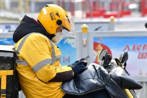 44岁外卖小哥送餐,外卖员送餐与顾客起争执