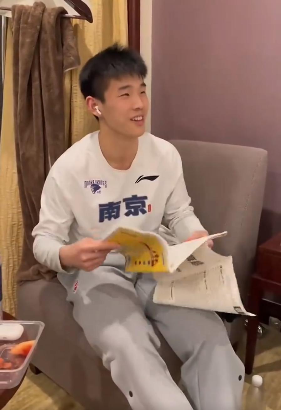 笑喷!同曦老板娘送队员爱马仕新年礼物,林葳喜提语数外三套高考题