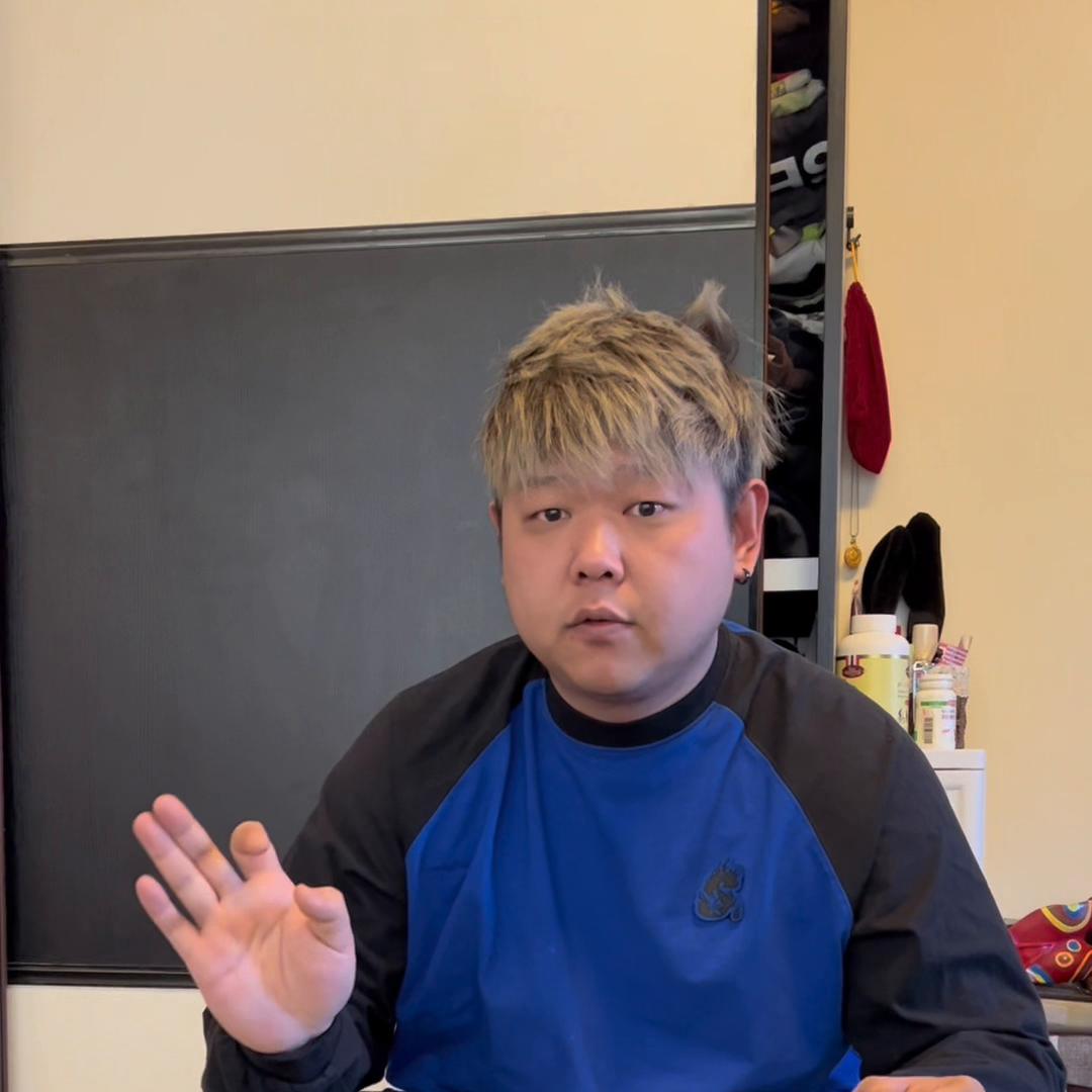 给女生花十万块钱，最后换了一个熟人的称号，真是爱情小飞...