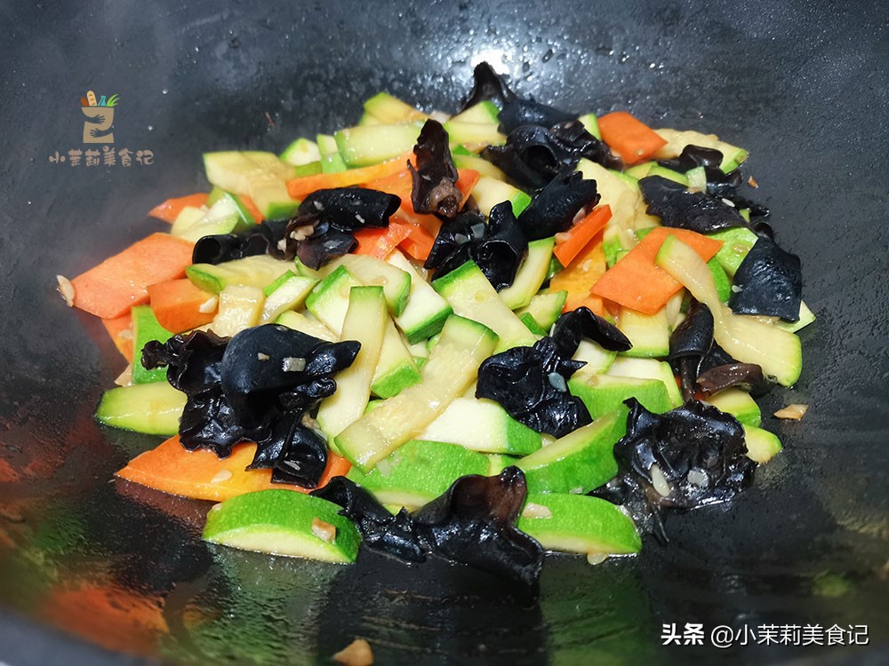 女人皮肤干燥需要补水吗,秋冬皮肤干燥可以每天敷面膜吗