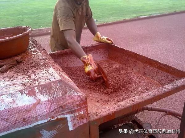 透气型塑胶跑道工艺流程,透气型塑胶跑道翻新