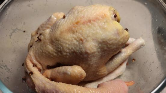白切鸡煮出来鸡皮不黄发白,白切鸡直接水煮
