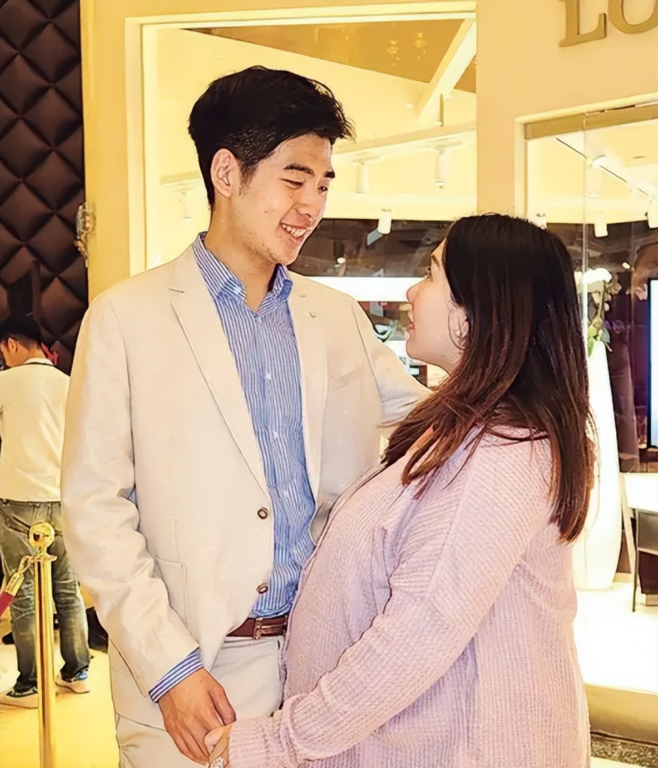 2013年何超盈,何超盈街头照