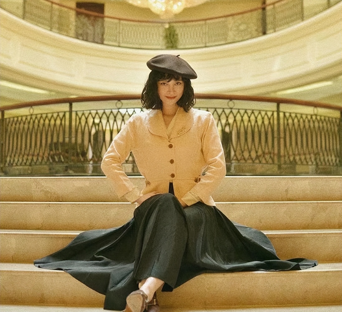 她复刻百年前的“女团”：穿流苏吊带、在舞池摇摆