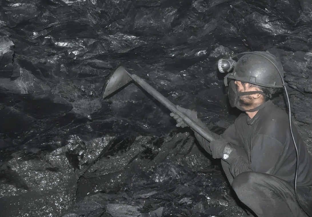 龚清孝：吃草上瘾得以赚钱娶媳妇，34年吃了40吨草：我就喜欢吃草